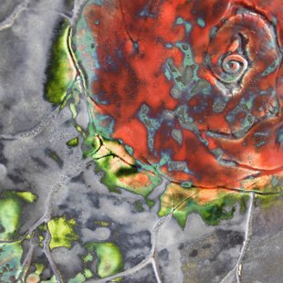 тарелка с красным цветком 2013г.